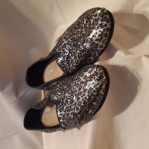 Toms Sequin Cheetah Print Loafers SZ 8.5